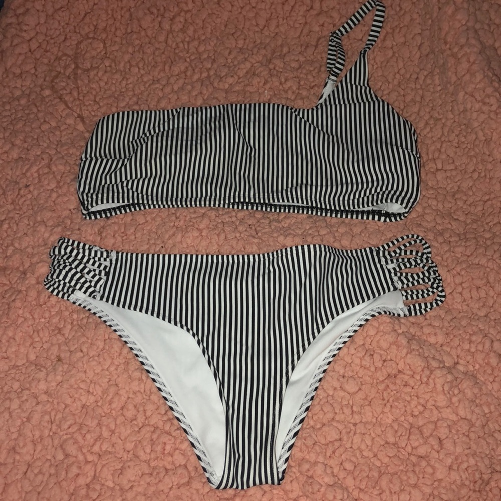 🌻 Hollister Two Piece Bathing Suit 🌻